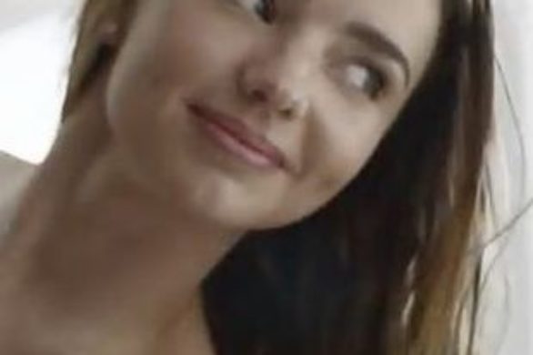 Miranda Kerr robi striptiz w reklamie Reeboka (FOTO)