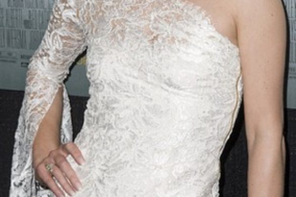 Milla Jovovich w  koronkowej sukience Emilio Pucci