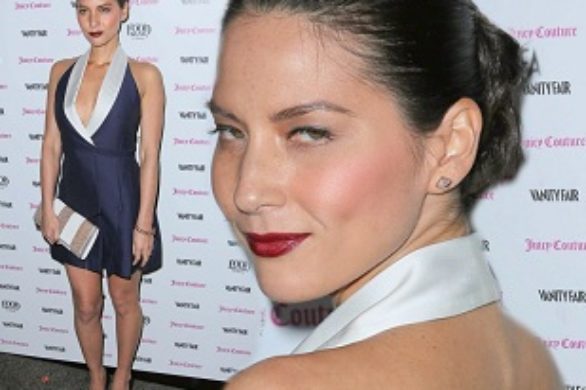 Olivia Munn w granatowej sukience