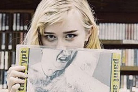 Dziewczyna zmyła makijaż i pokazała trądzik. Takiej reakcji się nie spodziewała…