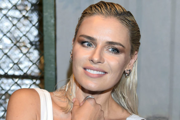 Opalona Natasza Urbańska pokryła się żółtym neonem