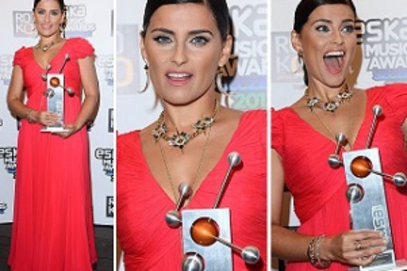 Nelly Furtado w czerwonej sukience na Eska Music Awards