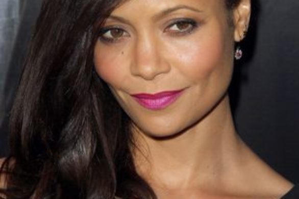 Thandie Newton w czarnej sukience Gathering Goddess