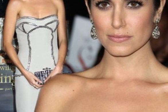 Nikki Reed w Versace (FOTO)