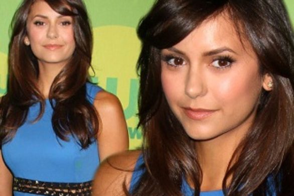 Nina Dobrev w niebieskiej sukience Versace