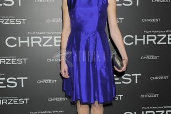 Natalia Rybicka w dziewczęcej szafirowej sukience