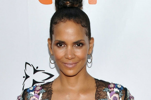 51- letnia Halle Berry z ogromnym dekoltem do pępka! Przesadziła? (FOTO)