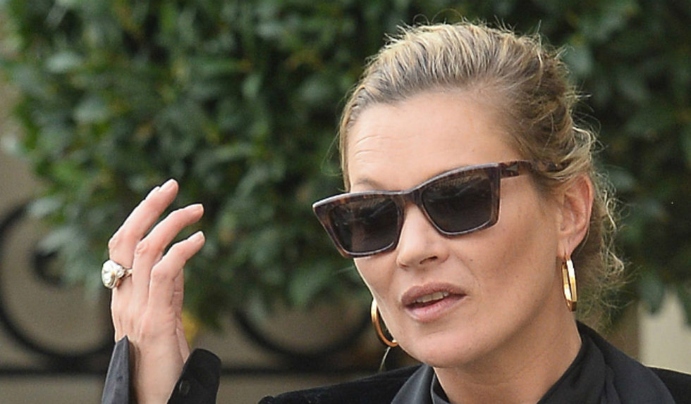 Co się stało z top modelką?! Zmęczona i zaniedbana Kate Moss w Paryżu (FOTO) Co się stało z top modelką?! Zmęczona i zaniedbana Kate Moss w Paryżu (FOTO)