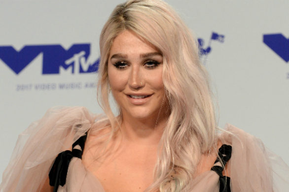 Kesha chciała ukryć figurę pod falbanami- zamiast tego wyglądała jak różowa…beza