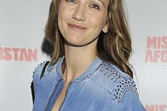 Ilona Ostrowska w jeansowej kurtce z ćwiekami