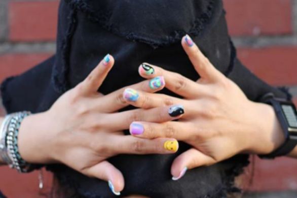 Efekt lustra na paznokciach to już przeszłość. Zainspiruj się tatuażami!