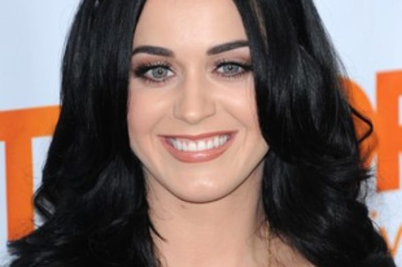 Katy Perry w beżowej sukni z cekinami