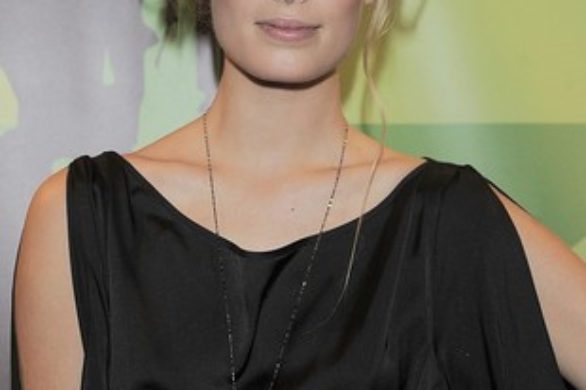 Julia Pietrucha w czarnej sukni na premierze SkyFall