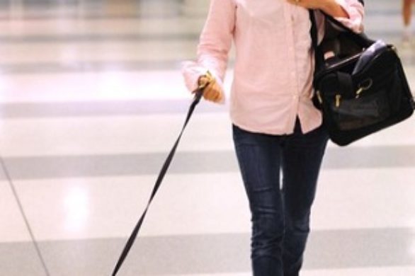 Natalie Portman w różowej koszuli i trampkach