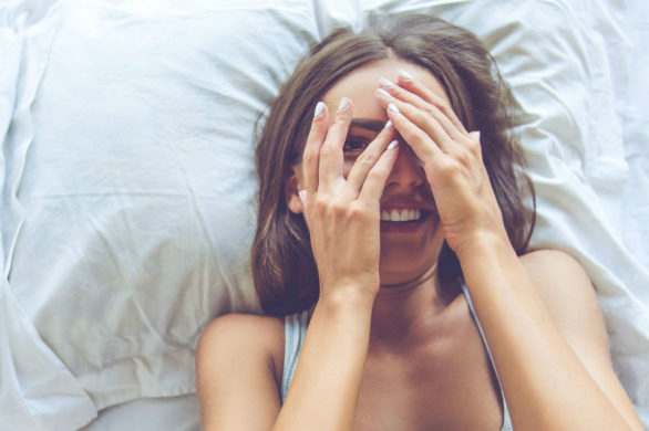 Pozycja w jakiej śpisz może pomóc Ci rano obudzić się bez opuchniętych oczu!