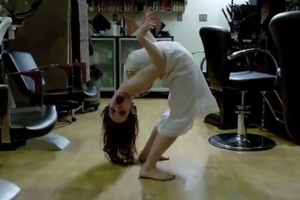 Przerażająca wizyta u fryzjera (VIDEO)