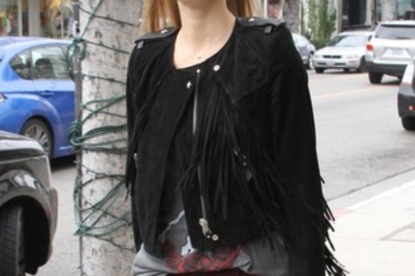 Bar Rafaeli w kurtce z frędzlami