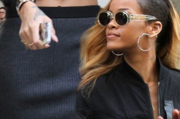 Rihanna w ołówkowej spódnicy i kurtce bomber