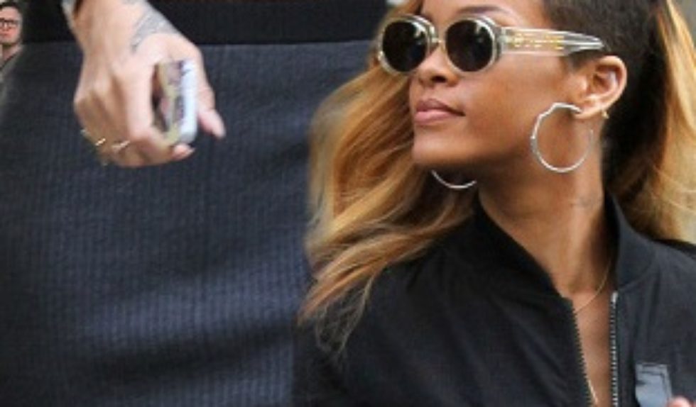 Rihanna w ołówkowej spódnicy i kurtce bomber Rihanna w ołówkowej spódnicy i kurtce bomber