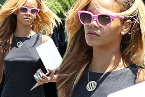 Rihanna w bawełnianej sukience i sneakersach