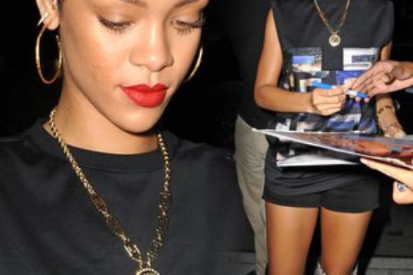 Rihanna w butach ze skóry węża (FOTO)