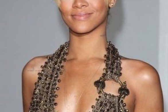 Rihanna po raz kolejny dla Armani (VIDEO)