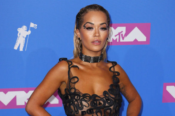 Oto dowód na to, że Rita Ora kocha lata 90. Makijaż i fryzura na piątkę z plusem