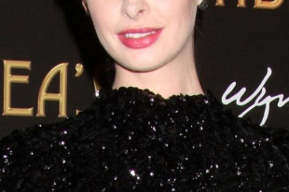 Krysten Ritter w czarnej marynarce z baskinką