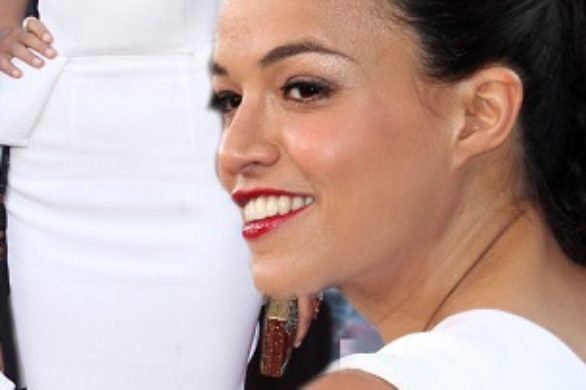 Michelle Rodriguez w białej sukni z baskinką