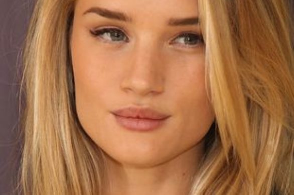 Rosie Huntington-Whiteley promuje swoją kolekcję (FOTO)