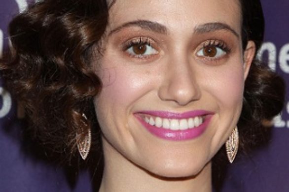 Emmy Rossum w  sukience Tory Burch i retro falach