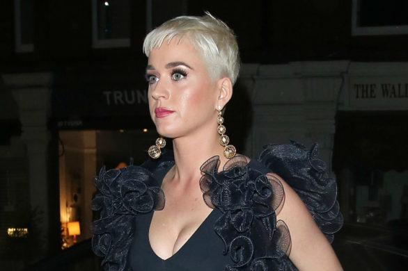 Różowa Katy Perry w lateksowym kombinezonie. Wybór stroju nie był przypadkowy