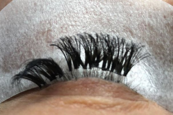Kobieta oślepła na dwie godziny. Wszystko przez nieudaną próbę przyklejenia rzęs
