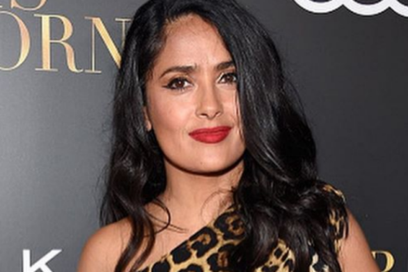 Ogniste czerwone loki Salmy Hayek. Wygląda jak prawdziwa pin-up girl!