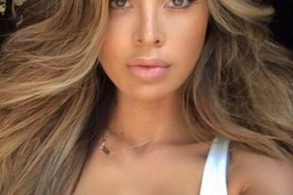 Sarah Stage tym razem pokazuje pupę (FOTO)