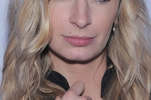 Magdalena Schejbal w rozkloszowanej spódnicy