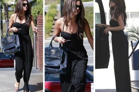 Selena Gomez w czarnym kombinezonie