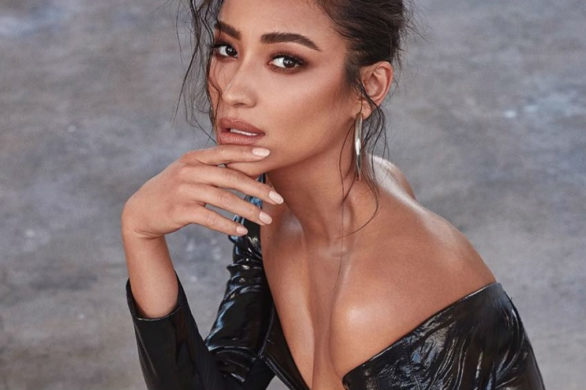 Efekt mokrych włosów wciąż modny! Shay Mitchell w najmodniejszej fryzurze sezonu