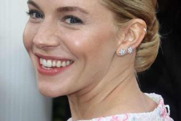 Sienna Miller w romantycznej sukni Erdem (FOTO)