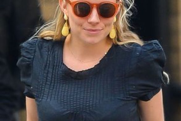 Sienna Miller w lenonkach i kolorowych spodniach