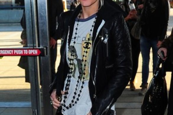 Ashlee Simpson w czarnej ramonesce
