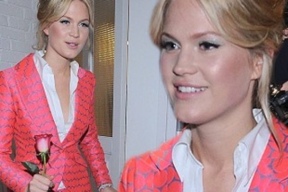 Zosia Ślotała w kolorowym garniturze Simple