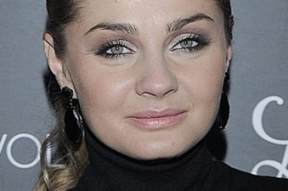 Małgorzata Socha w czarnym golfie