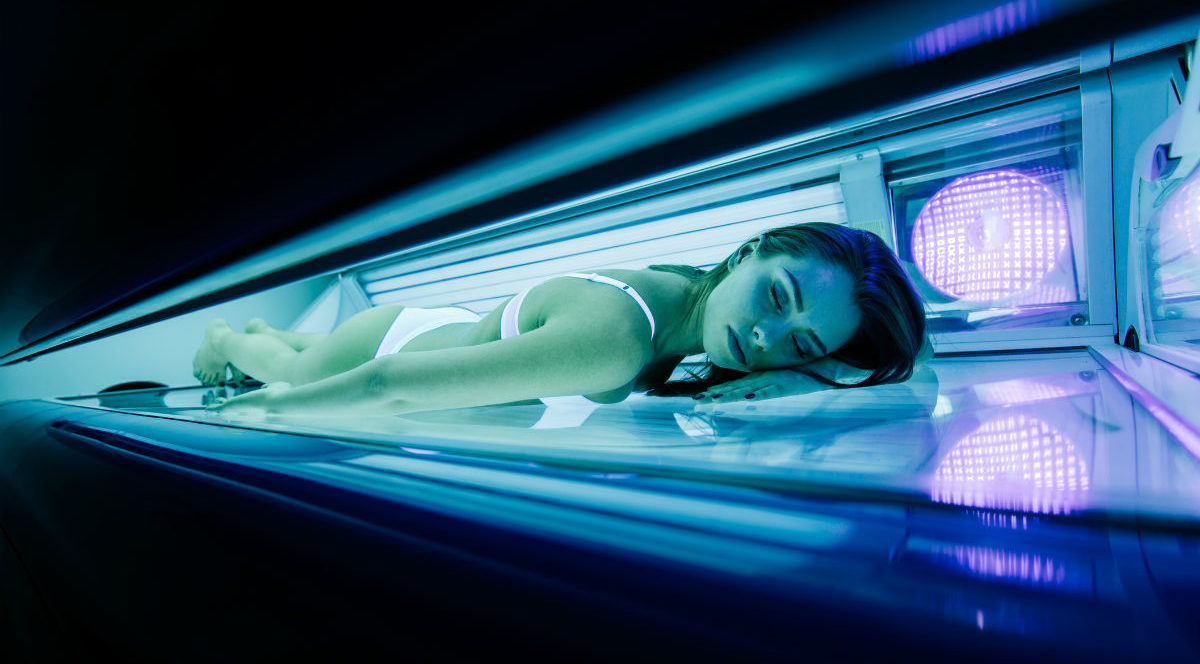 Kobieta pokazała zdjęcie twarzy po usunięciu czerniaka. Ostrzega przed solarium