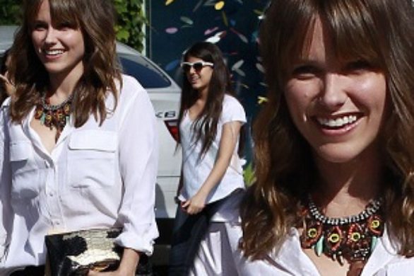 Sophia Bush w białej koszuli