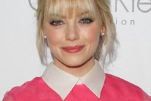 Emma Stone w różowej sukience z kołnierzykiem