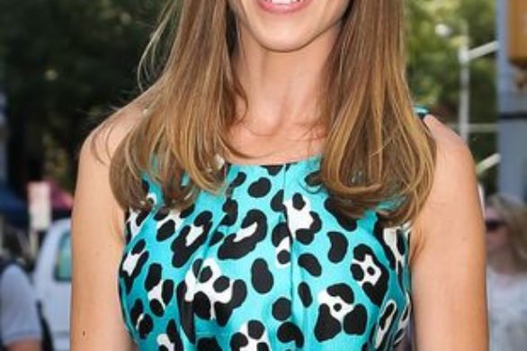 Hilary Swank od stóp do głów w projektach Michaela Korsa