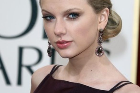 Taylor Swift w ciemnofioletowej sukni od Donny Karan