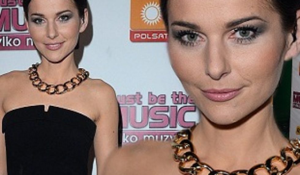 Paulina Sykut w czarnej sukience Dawida Wolińskiego