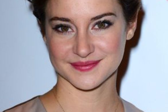 Shailene Woodley na czerwony dywan przychodzi w spodniach